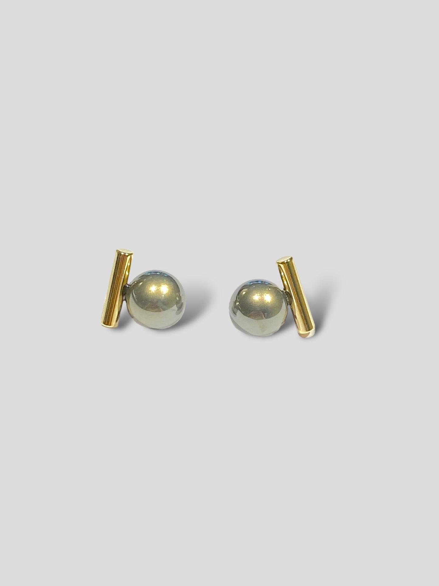 Gray pearl earrings (gold plated)